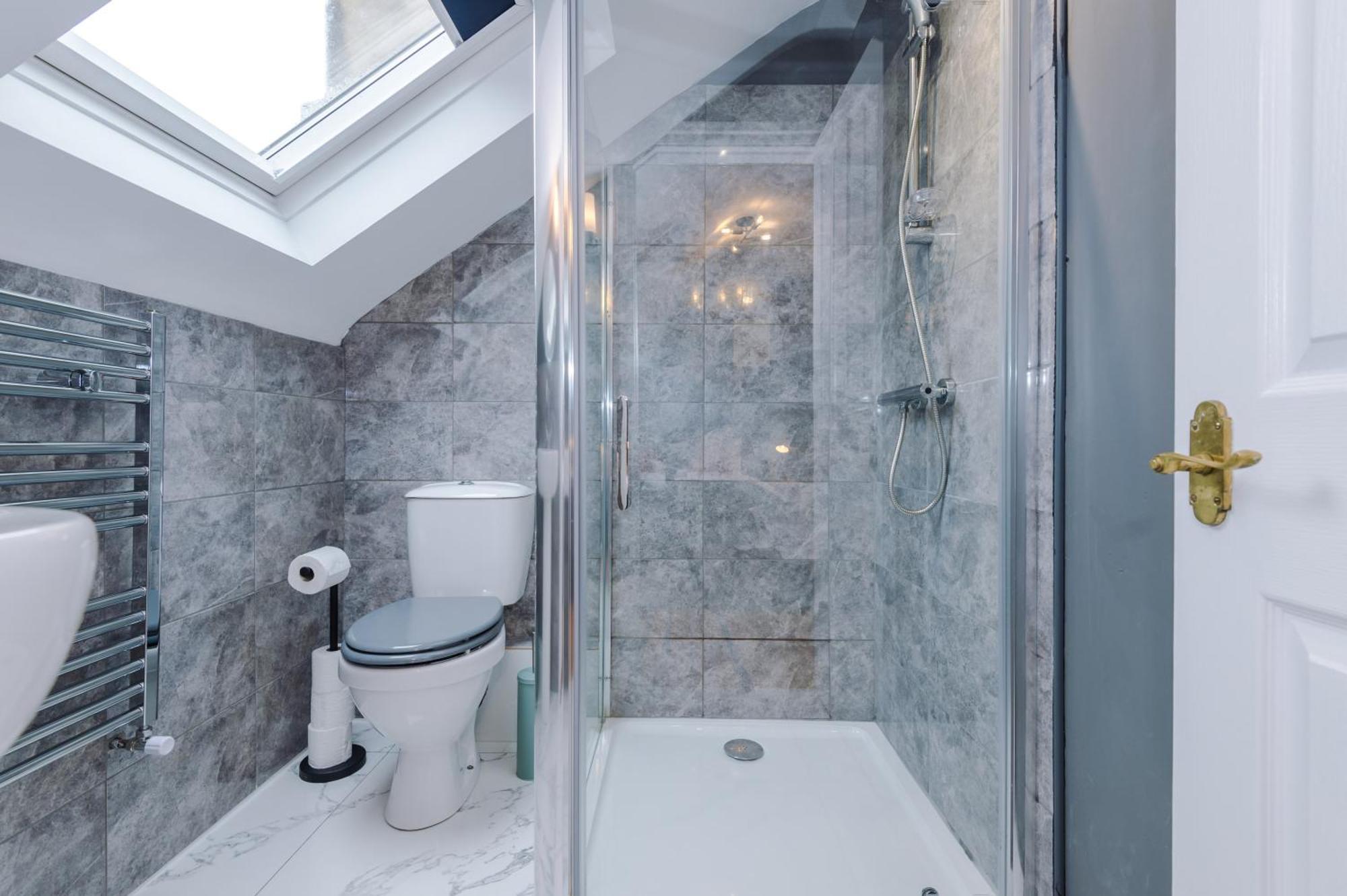 Incredible - Five Bedroom - 7 Actual Beds - 6 Bathroom House By Purestay - Central Bath With Parking Buitenkant foto