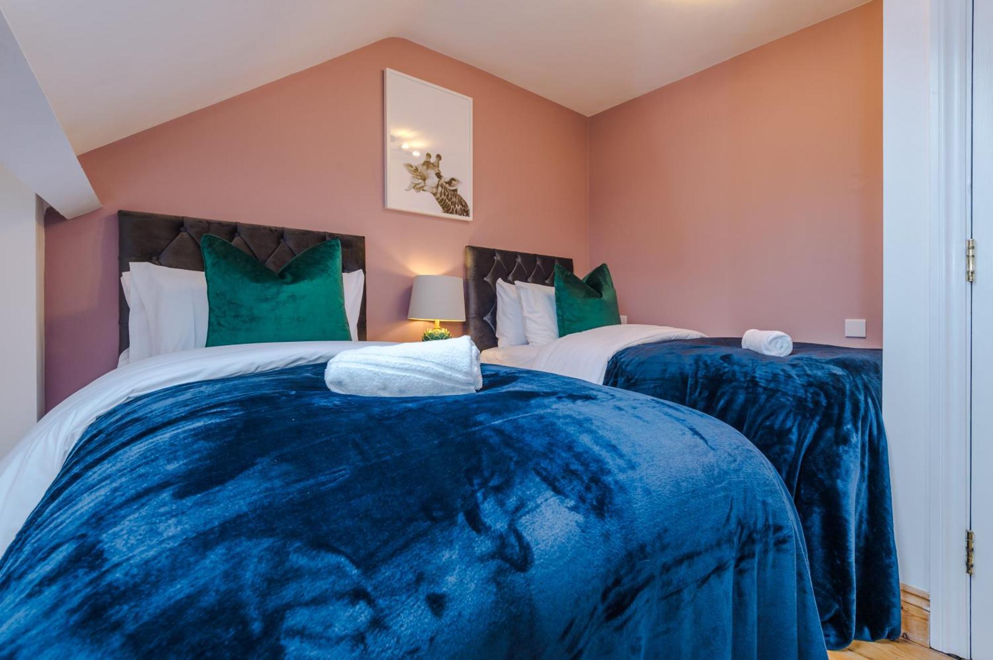 Incredible - Five Bedroom - 7 Actual Beds - 6 Bathroom House By Purestay - Central Bath With Parking Buitenkant foto