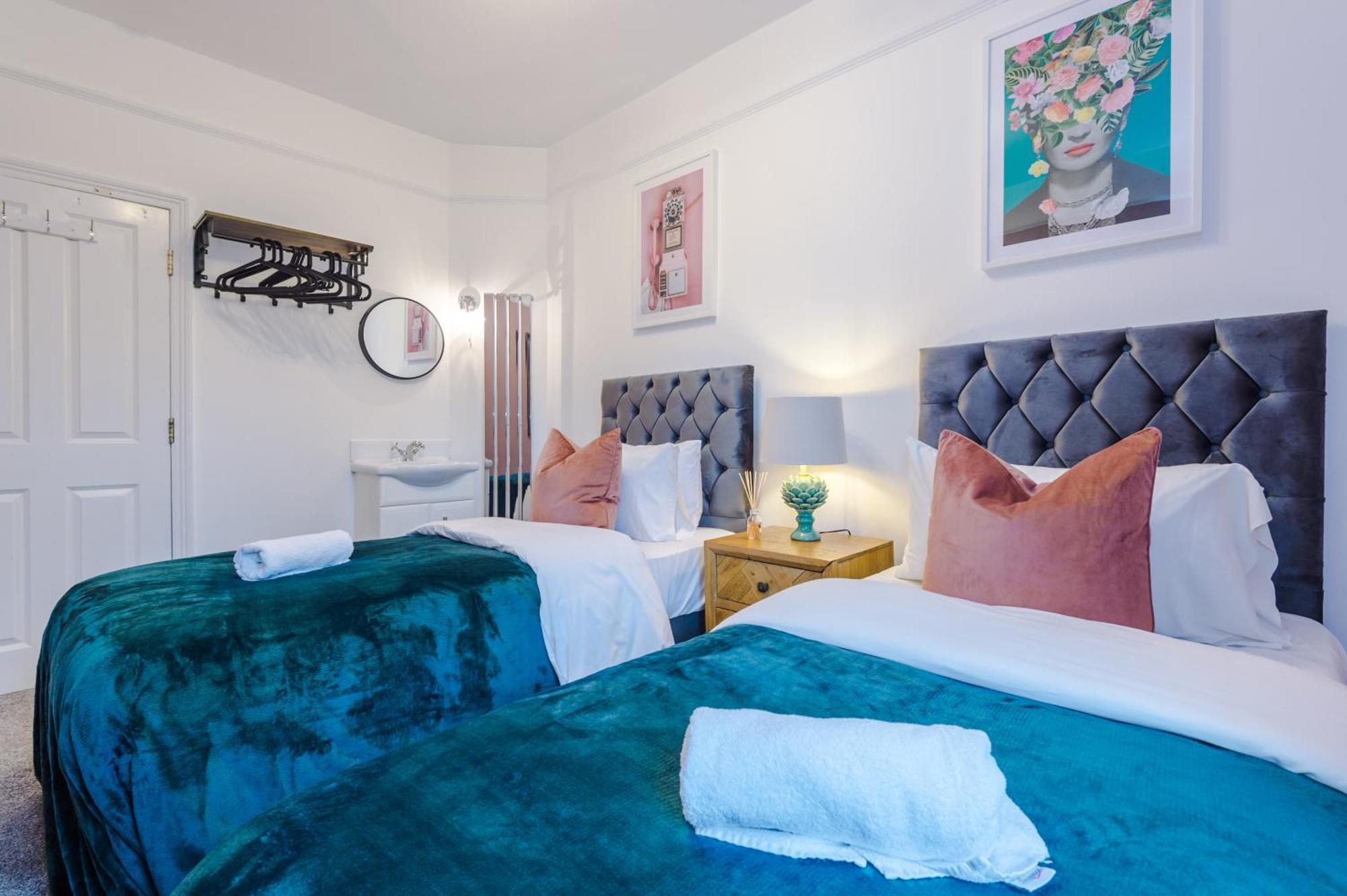 Incredible - Five Bedroom - 7 Actual Beds - 6 Bathroom House By Purestay - Central Bath With Parking Buitenkant foto