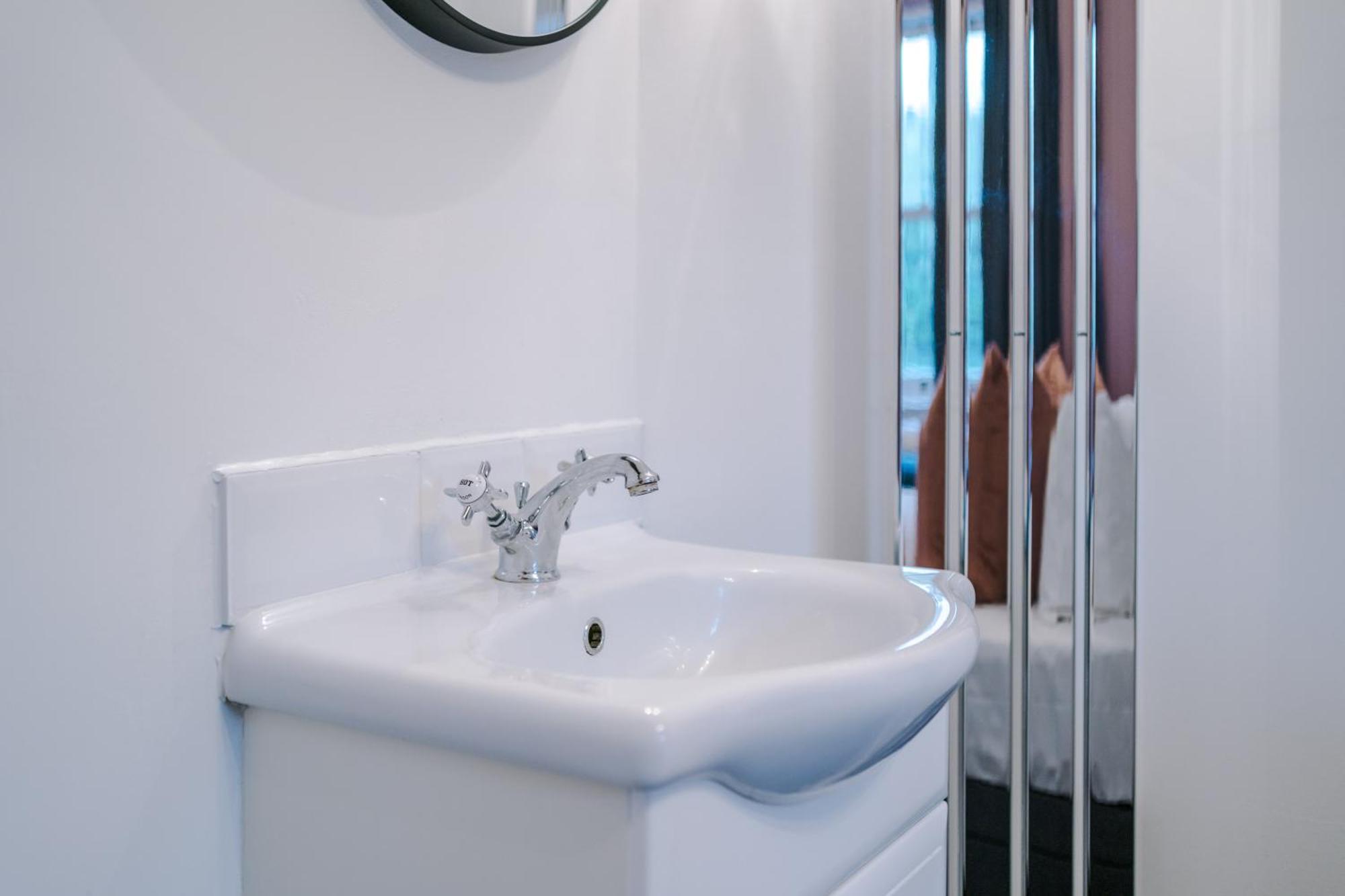 Incredible - Five Bedroom - 7 Actual Beds - 6 Bathroom House By Purestay - Central Bath With Parking Buitenkant foto